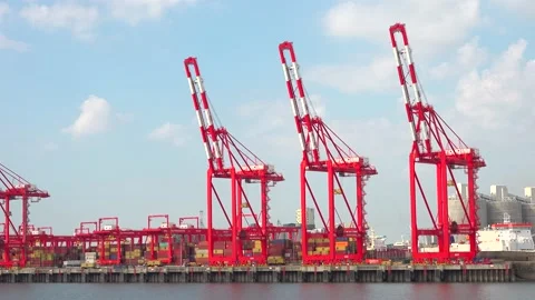 Crane for loading containers onto ships 스톡 동영상 166143336