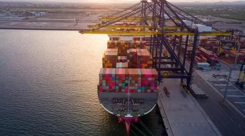 Crane loanding cargo container to container ship in the international termina Foto stock