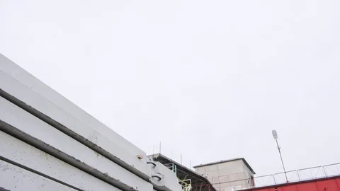 Crane moves loads on construction site 库存影片 127340908