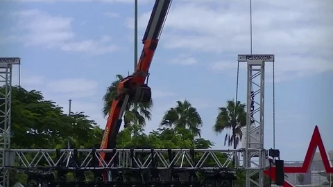 Crane moving down a cylindrical metallic container Stockbeeldmateriaal 80041878