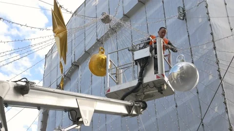 Crane operator install lighting system and Christmas decoration in the street. 库存影片 143161612
