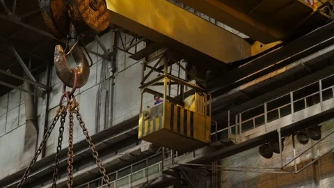 Crane operator lifting crane Vídeos de archivo 70984140