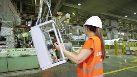 The crane operator unloads the finished paper in a roll from the paper machine Stockbeeldmateriaal 301467167