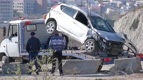 A crane pulled the wrecked car out of a deep hole. Evacuator. The victim of the Vidéo 144773681