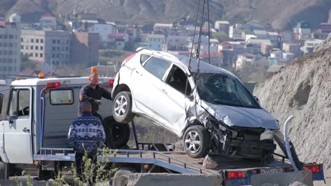 A crane pulled the wrecked car out of a deep hole. Evacuator. The victim of the Vidéo 144773884