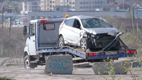 A crane pulled the wrecked car out of a deep hole. Evacuator. The victim of the Vidéo 144773955