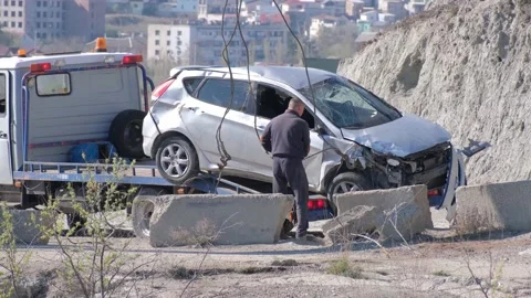 A crane pulled the wrecked car out of a deep hole. Evacuator. The victim of the Vidéo 144870665