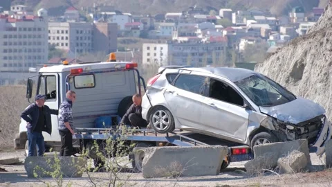 A crane pulled the wrecked car out of a deep hole. Evacuator. The victim of the Vidéo 144870960