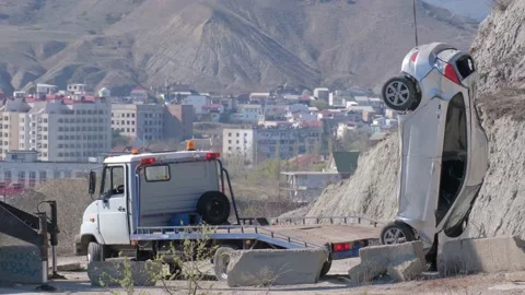 A crane pulled the wrecked car out of a deep hole. Evacuator. The victim of the Vidéo 144871086