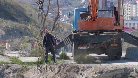 A crane pulled the wrecked car out of a deep hole. Evacuator. The victim of the Vidéo 145576455