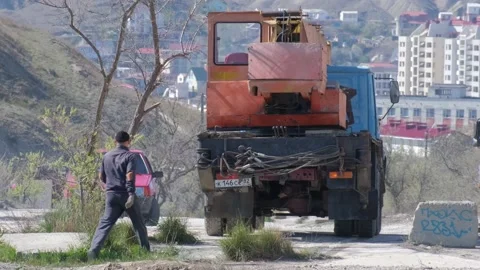 A crane pulled the wrecked car out of a deep hole. Evacuator. The victim of the Vidéo 145576507