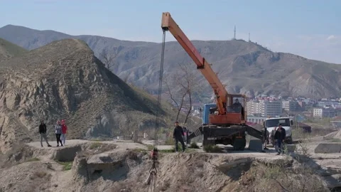 A crane pulled the wrecked car out of a deep hole. Evacuator. The victim of the Vidéo 145576543