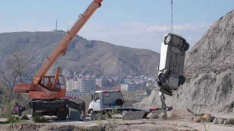 Crane pulled the wrecked car out of a deep hole. Evacuator. The victim of the Vidéo 145576672