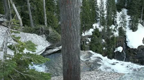 Crane Reveals Spring Snow Melt, Cascades Vidéo 11016946