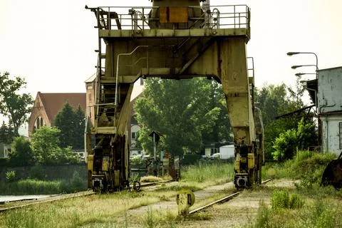 Crane in the seaport for coal loading. Crane moves along rails Foto stock