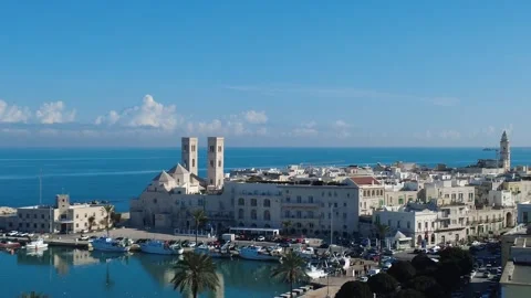 Crane shot of Molfetta Cathedral Vídeos de archivo 327983681