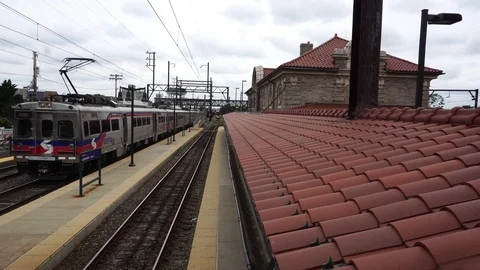 Crane shot of train at train station in Lansdale PA Vidéo 113491630
