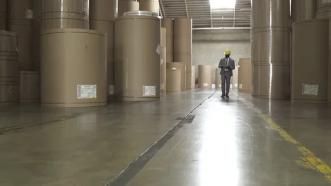 Crane shot of a warehouse supervisor Video stock 76225183