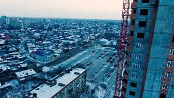 A crane on a skyscraper Video stock 85829947