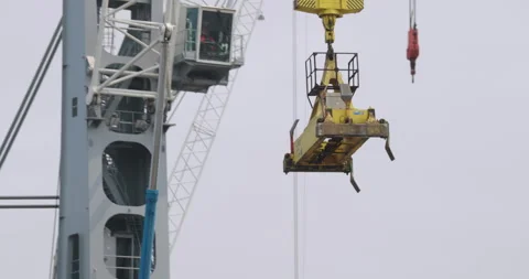 Crane stands motionless above site echoing strength Vídeo Stock 320435499