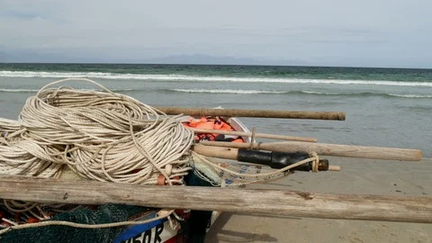 Crane tilt, close view of coiled ropes in small beached fishing boat Vídeo Stock 97000646