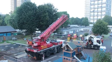 Crane unfolding, establishing shot Video stock 86013313