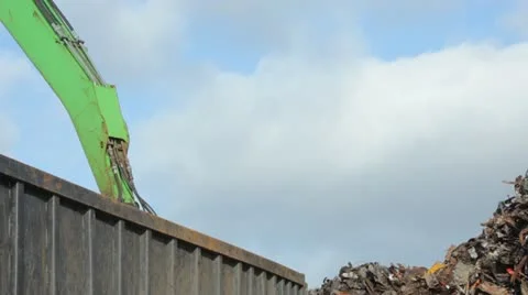 Crane unloading metal scrap 스톡 동영상 22028448