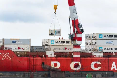 Crane unloading Russian container ship Sevmorput Rosatomflot - nuclear-powered Foto stock
