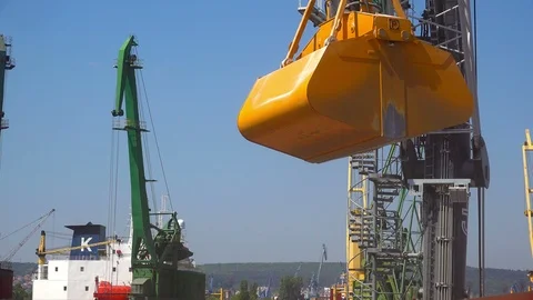 A crane at work at seaport, close up Vidéo 113285765