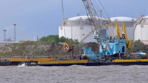 The crane works, pulls bucket out of water from water and spills it elsewhere 库存影片 127116567