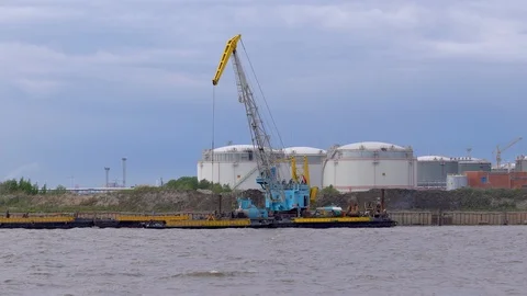 The crane works, pulls bucket out of water from water and spills it elsewhere 库存影片 127116653