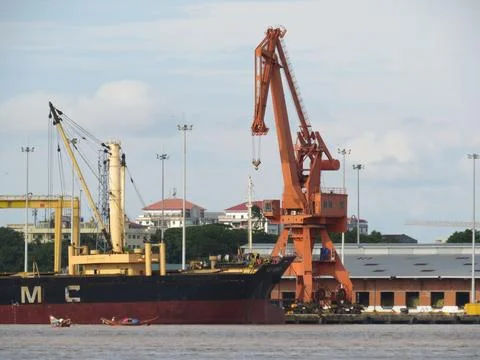 Cranes and container ship at the docks on the Yangon River Stock-Fotos