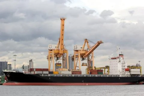 Cranes and ship Foto stock