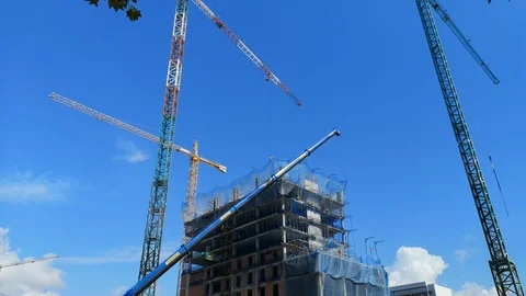 Cranes around a construction site. 库存影片 94610063