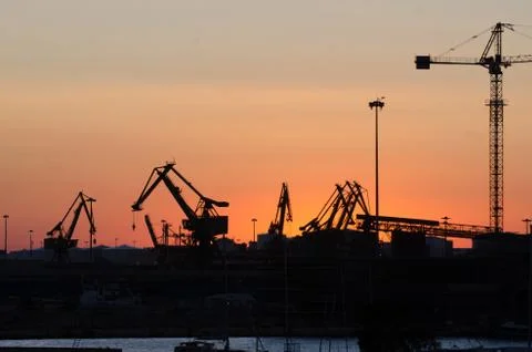 Cranes on the docks in the sunset Foto stock