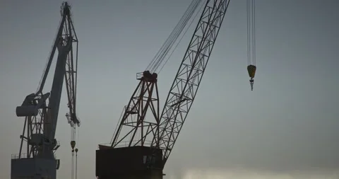 Cranes at the harbor Vidéo 263035409