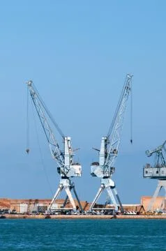Cranes in harbor Foto stock