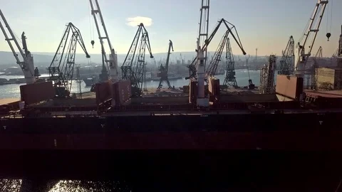 Cranes loadin ship. Side view Video stock 104115395