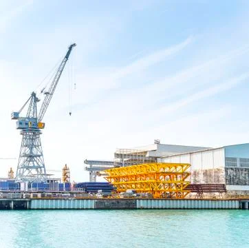 Cranes at work in the shipyard. Foto stock