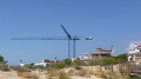 Cranes working against the blue sky. Construction of apartments on the seashore Vidéo 284435390