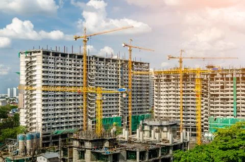 Cranes working on construct building Fotos de archivo