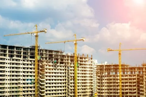 Cranes working on construct building Foto stock