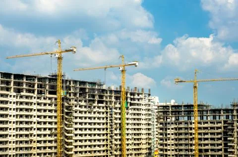 Cranes working on construct building Foto stock