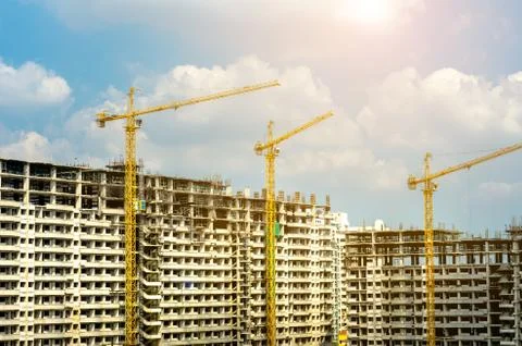 Cranes working on construct building Foto stock