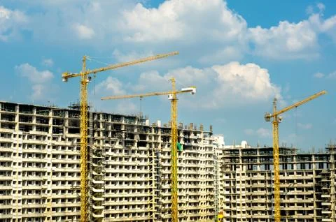 Cranes working on construct building Fotos de archivo