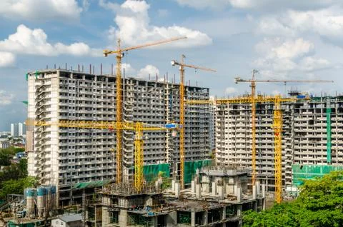 Cranes working on construct building Fotos de archivo