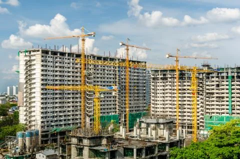 Cranes working on construct building Foto stock