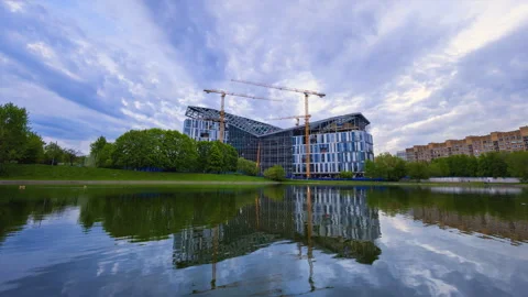 Cranes working on the construction site Vidéo 275588562