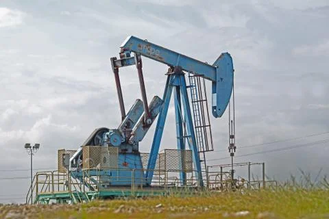 Crank balanced beam pumping unit under the curtain Foto stock