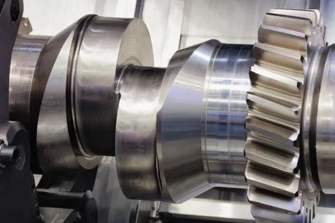 Crankshaft for a large engine is fixed in the machine for manufacturing, proc Foto stock